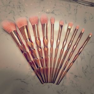 NWOT! 10pc makeup brush set.